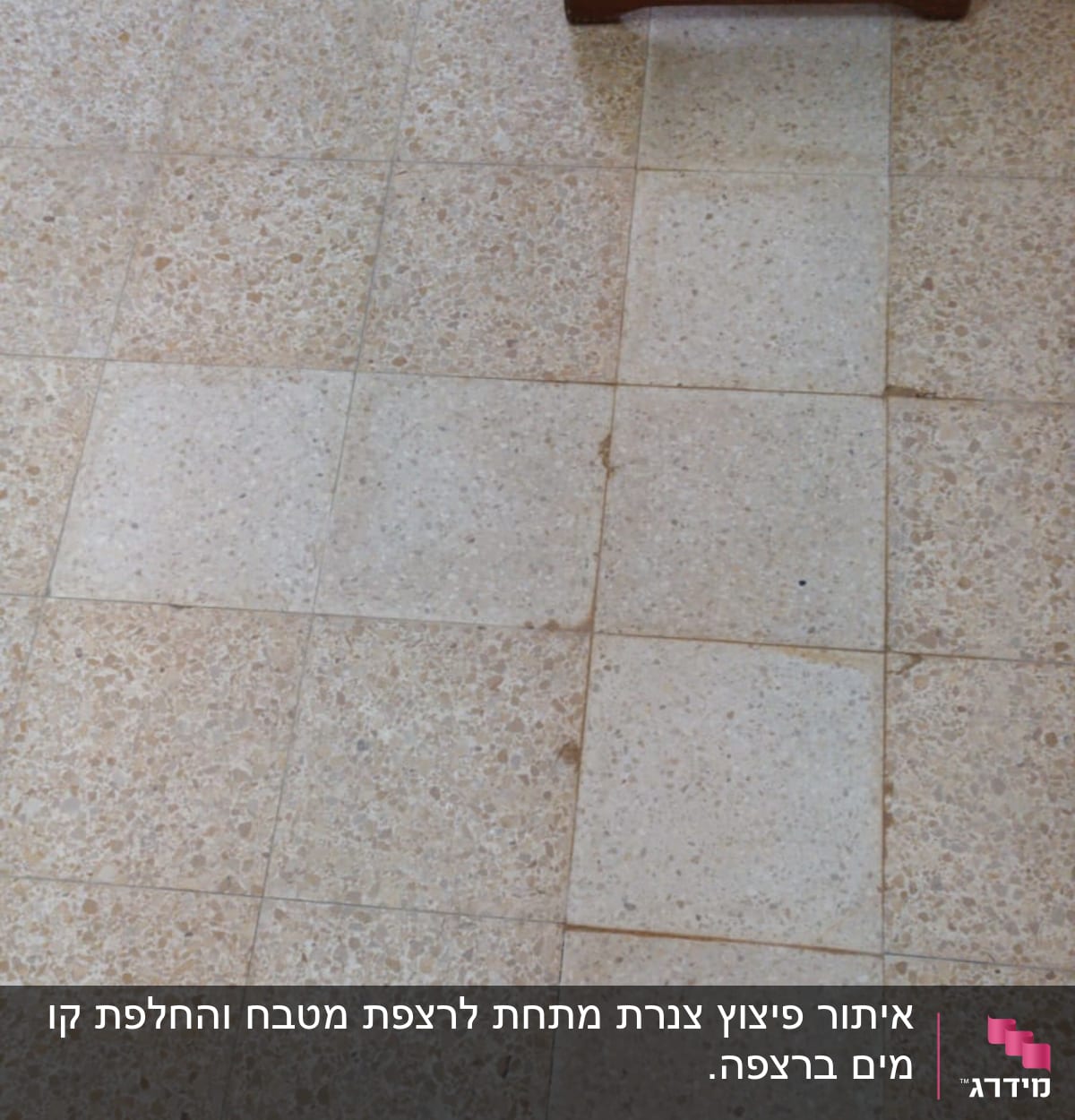 רצפה עם אריחים, נעליים של עובד